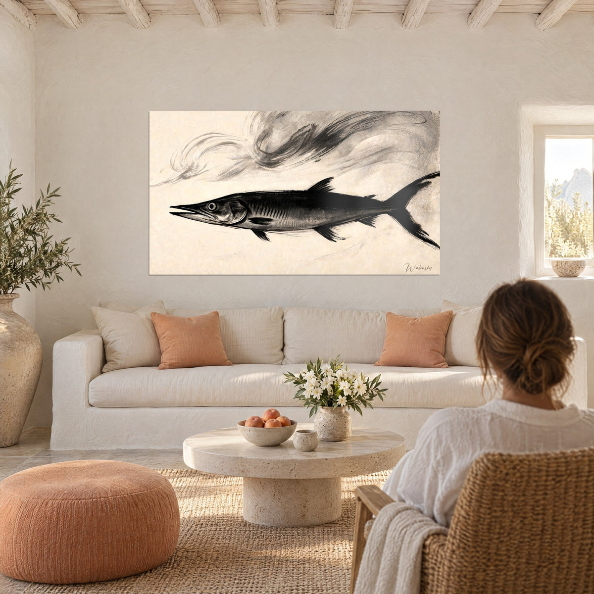 Tableau barracuda à l'encre noire, queue en éventail et sillage de fumée grise sur fond ivoire, au-dessus d'un canapé dans un salon lumineux
