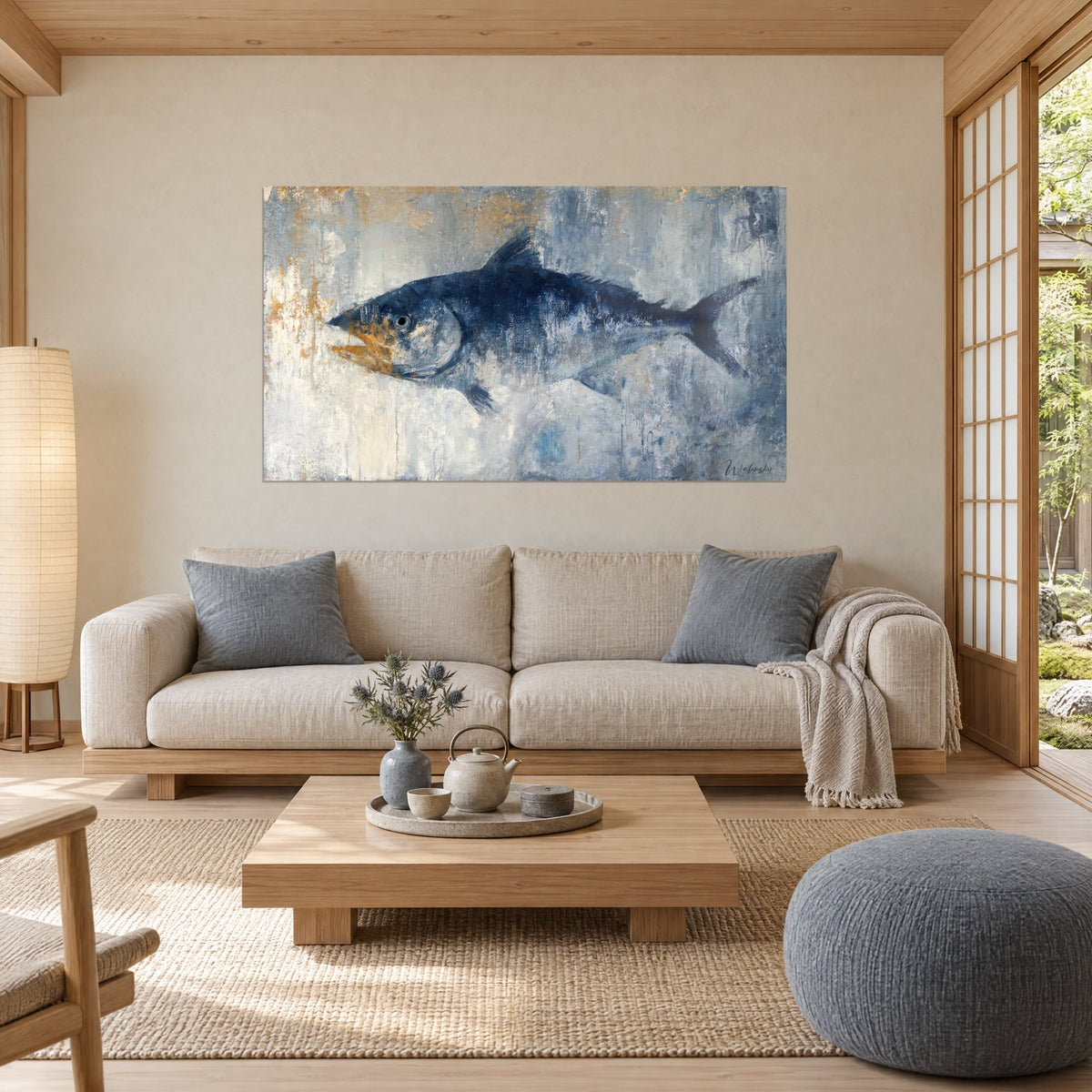 Tableau Barracuda bleu marine à la gueule ocre sur fond gris perle, au-dessus d'un canapé dans un salon lumineux