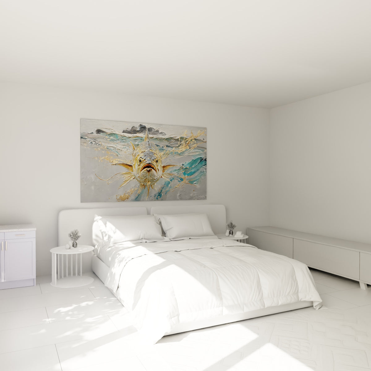 Barracuda aux teintes dorées et turquoise, tête sculptée, au-dessus d'un lit dans une chambre claire