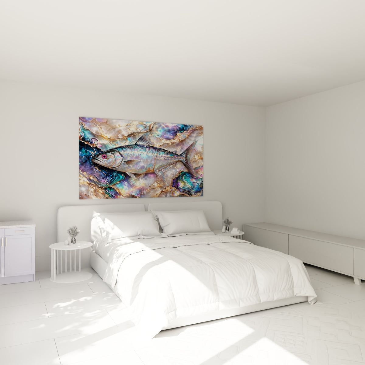 Poisson nacré bleu et or au-dessus d'un lit dans une chambre claire