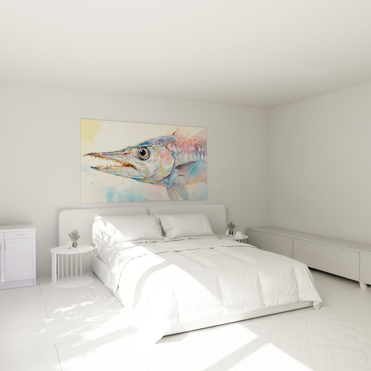 Mâchoire entrouverte du barracuda aux teintes bleu pastel et doré, accrochée au-dessus d'un lit dans une chambre claire