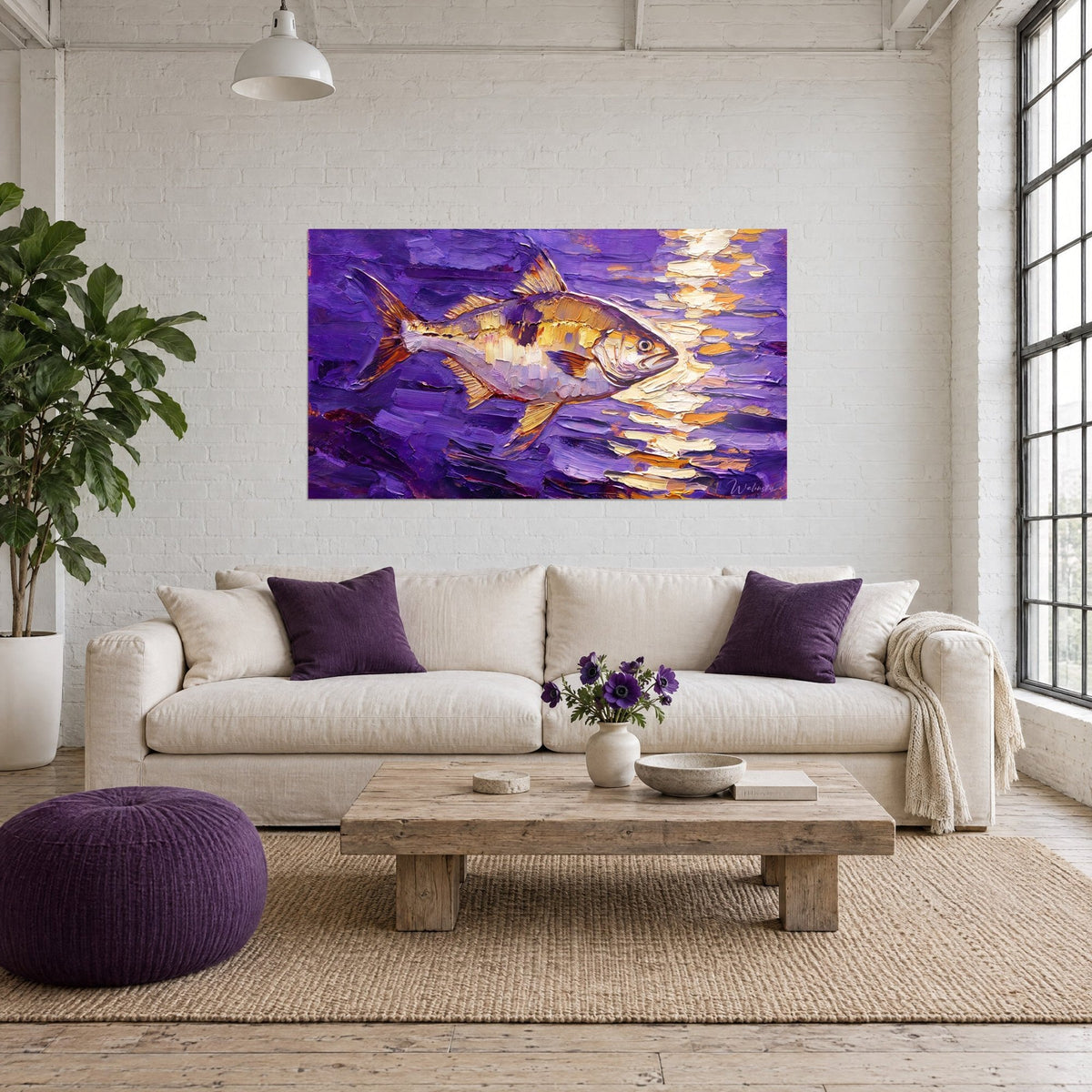 Gemälde Silberner Barrakuda, der durch violettes Wasser schneidet, goldene Reflexe rechts, über einem Sofa in einem hellen Wohnzimmer