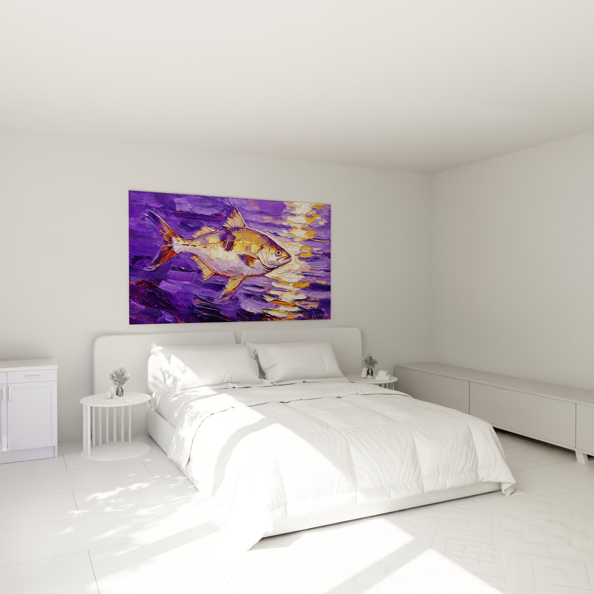 Poisson barracuda aux tons violets et dorés accroché au-dessus d'un lit dans une chambre claire