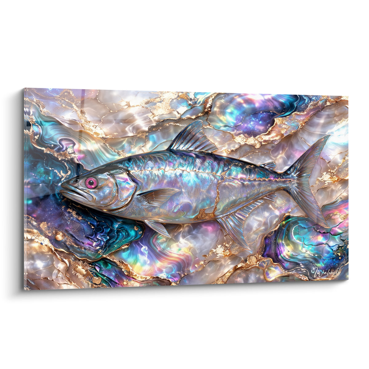 Barracuda argenté aux reflets bleus et dorés sur fond de nacre irisée violette
