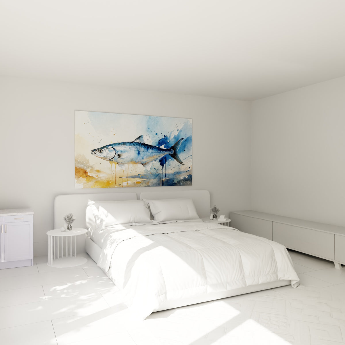 Poisson barracuda bleu marine et ocre filant en diagonale, accroché au-dessus d'un lit dans une chambre claire