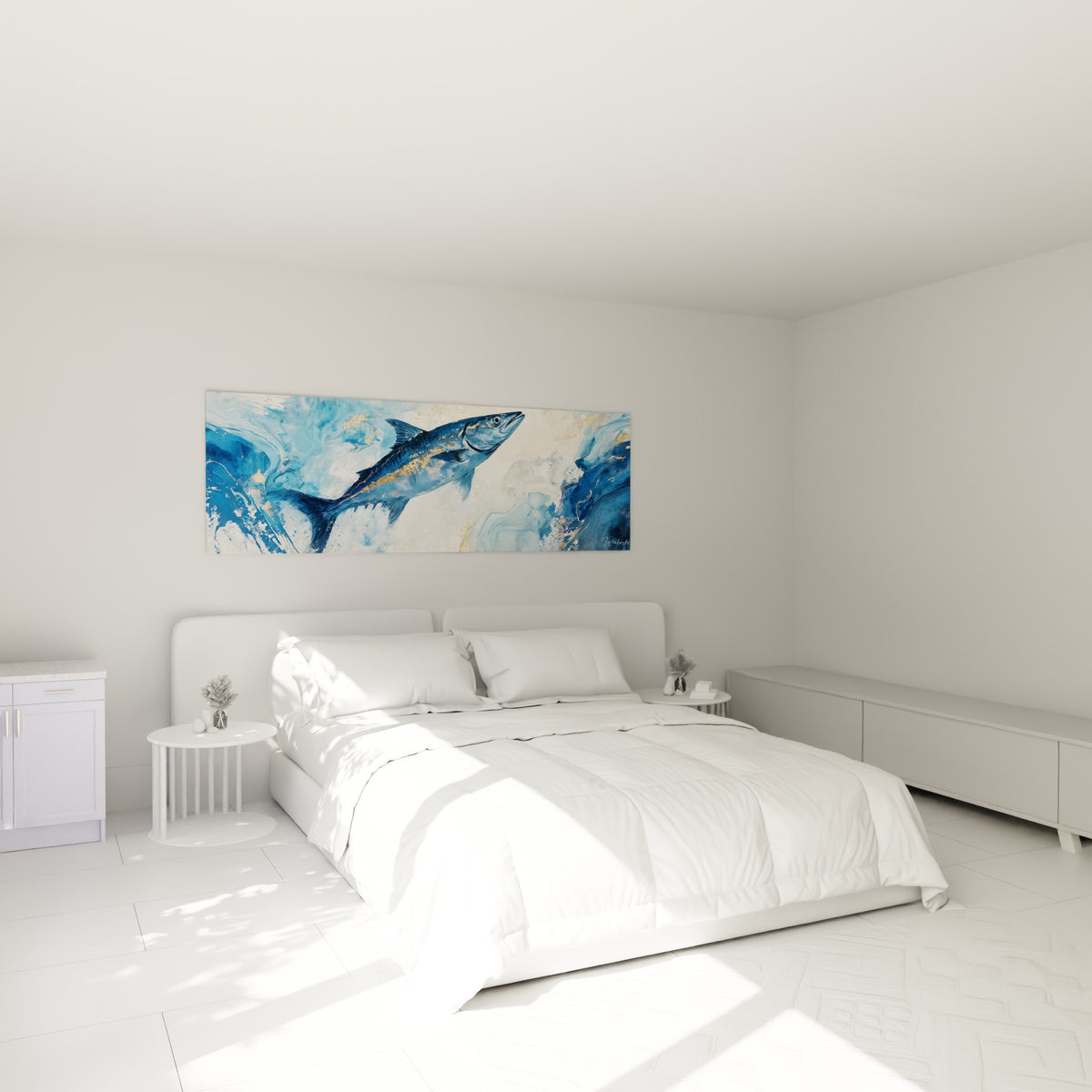 Poisson barracuda bleu marine et ocre doré accroché au-dessus d'un lit dans une chambre claire