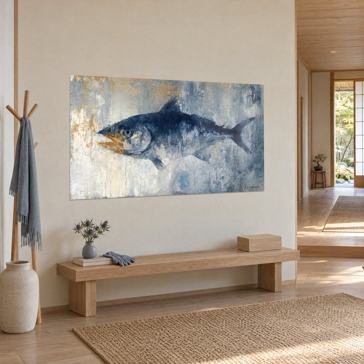 Tableau poisson argenté aux nageoires indigo sur fond blanc cassé et ocre, au mur d'un couloir japandi