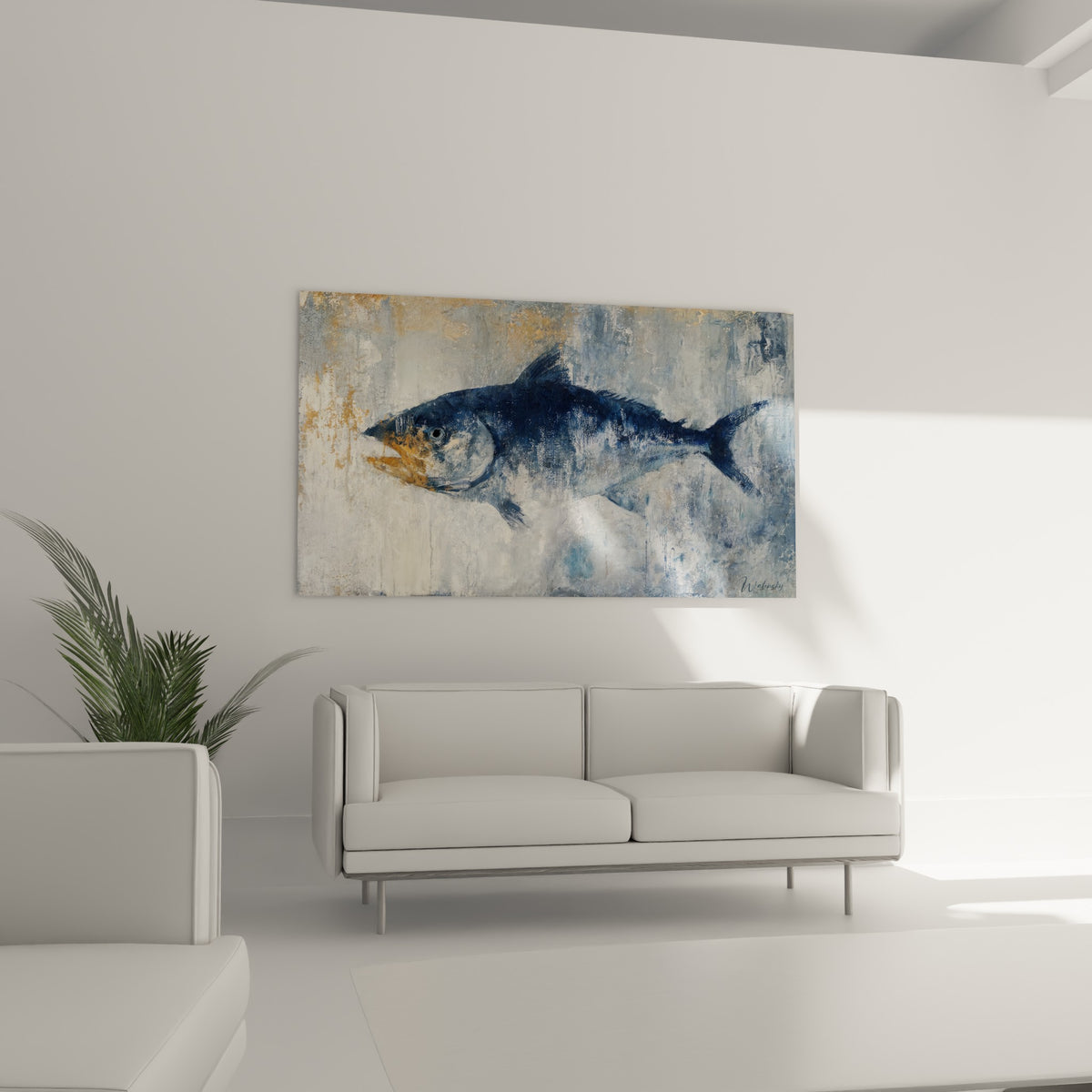 Silhouette marine ocre et bleu marine suspendue au-dessus d'un canapé dans un salon lumineux