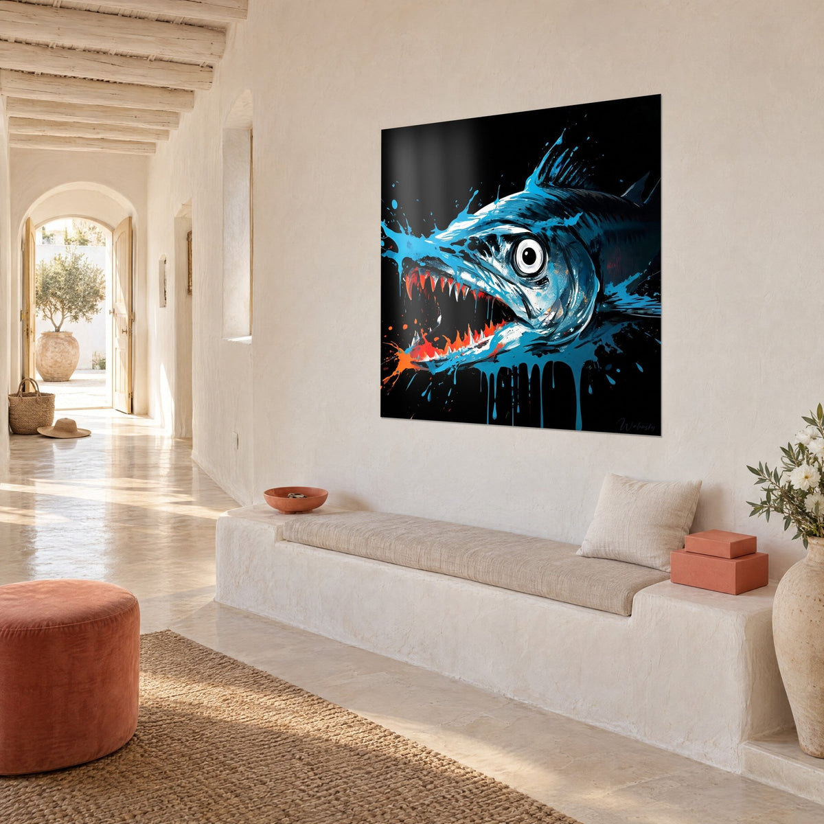 Quadro pesce predatore blu ghiacciaio, fauci spalancate rosse e arancioni, colature scure, su una parete bianca di una casa mediterranea