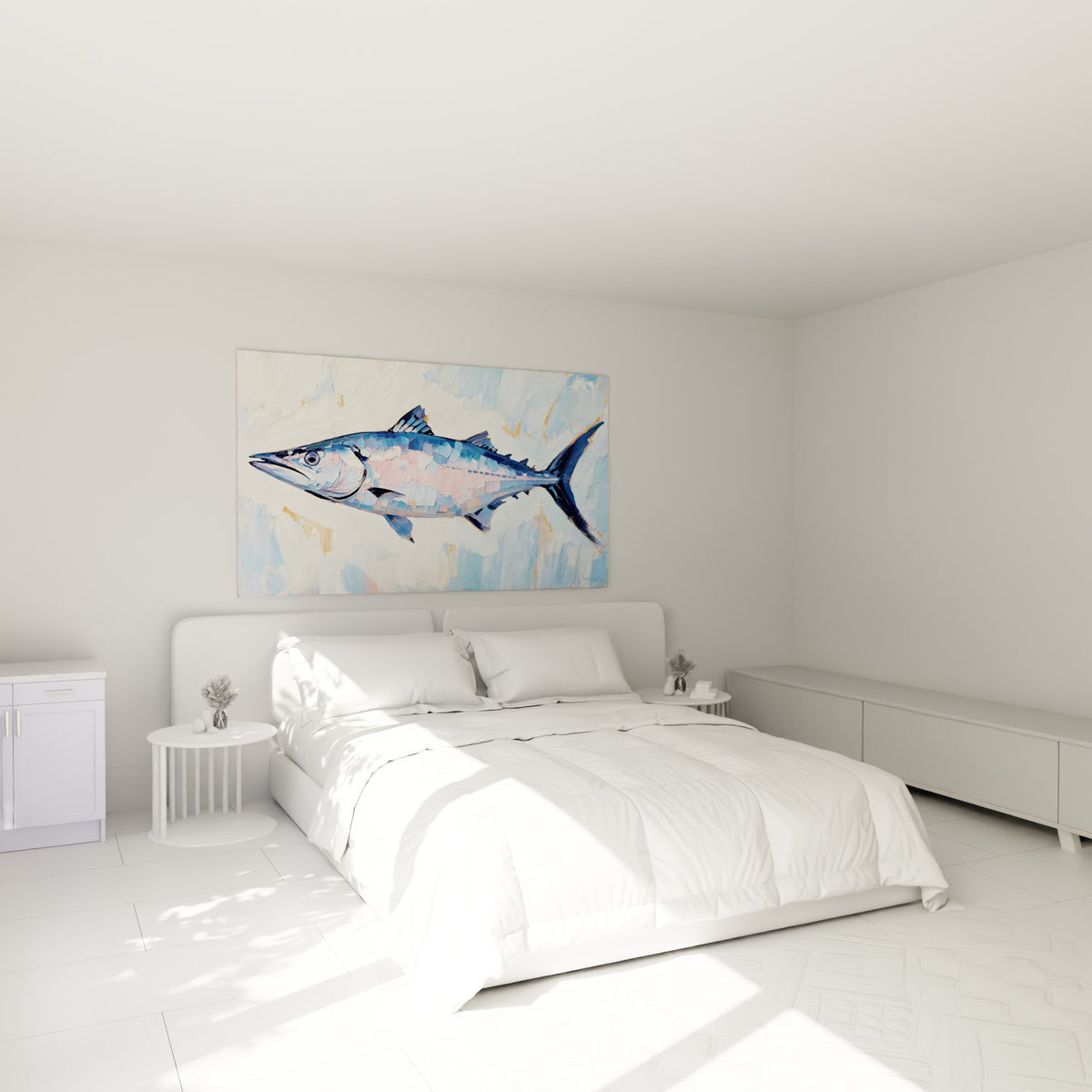 Barracuda aux teintes bleu pastel et rose accroché au-dessus d'un lit dans une chambre claire