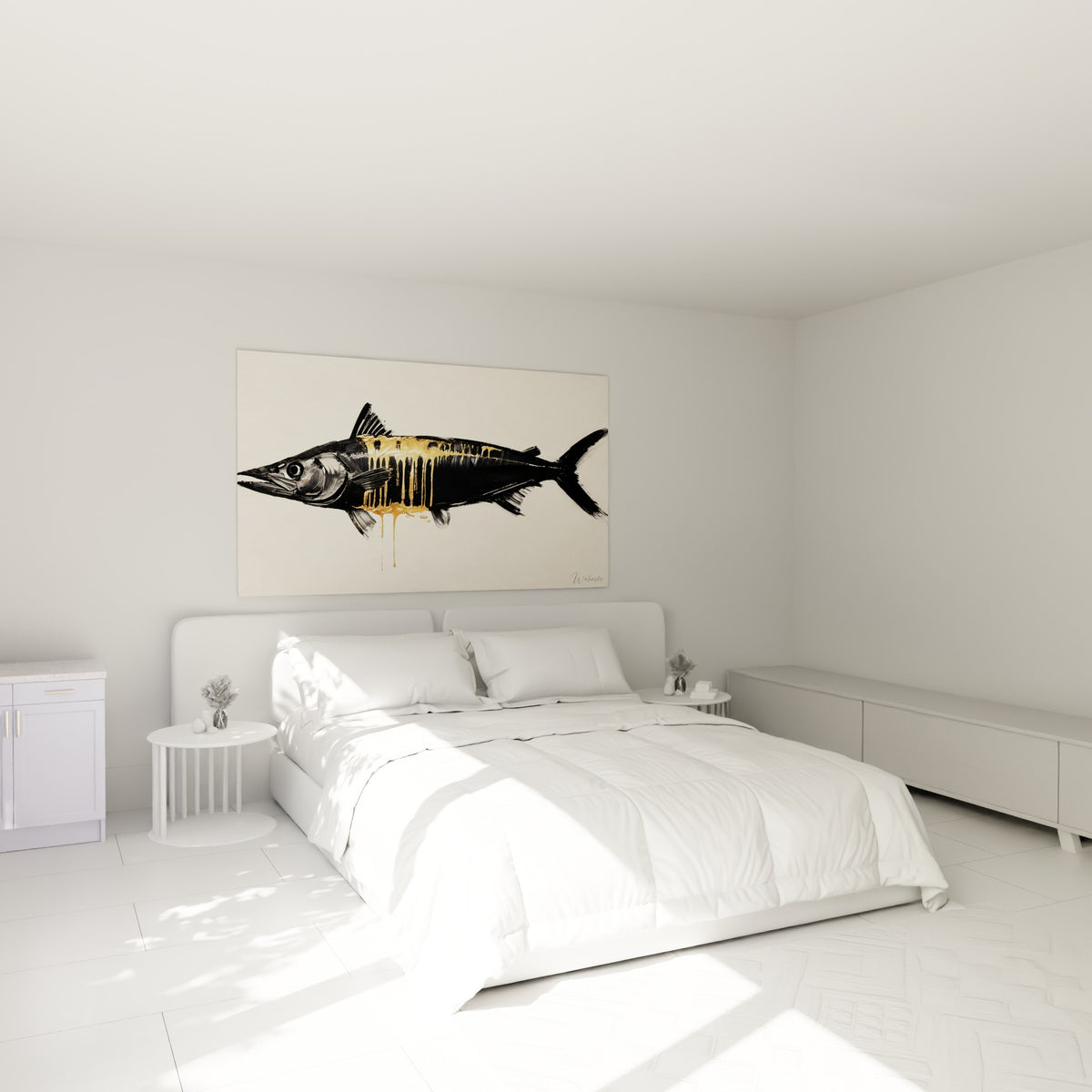 Poisson barracuda noir et doré, corps allongé, au-dessus d'un lit dans une chambre claire