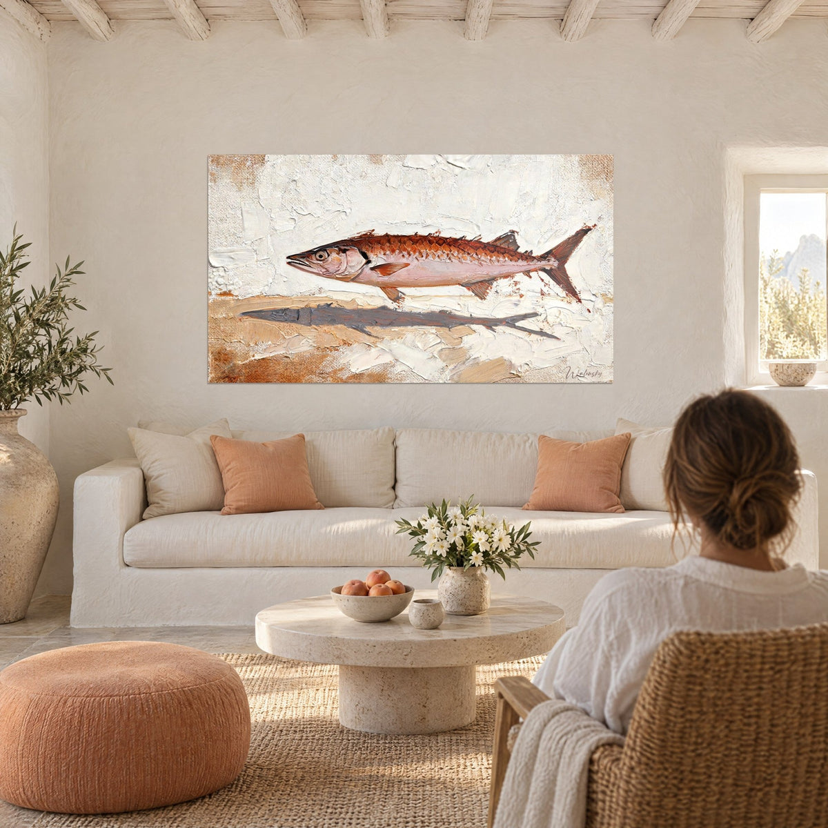 Schilderij barracuda met koperkleurige schubben op dik crèmewit achtergrond, grijze schaduw, boven een bank in een lichte woonkamer