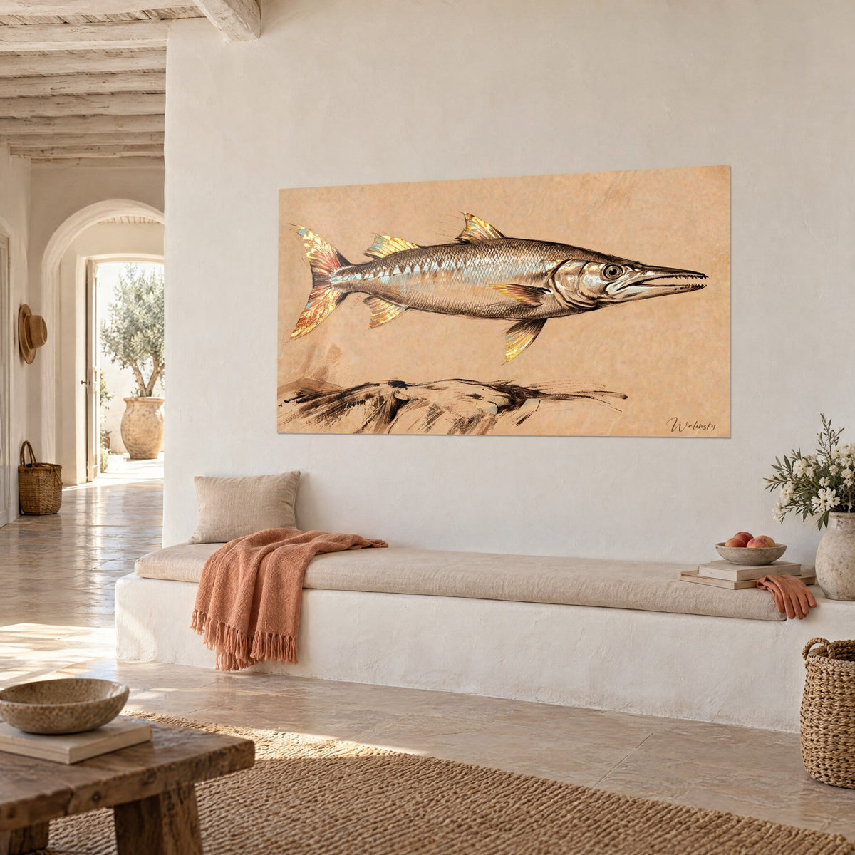 Quadro Pesce predatore slanciato, squame grigie e riflessi dorati su carta beige, vista di tre quarti sopra una panca