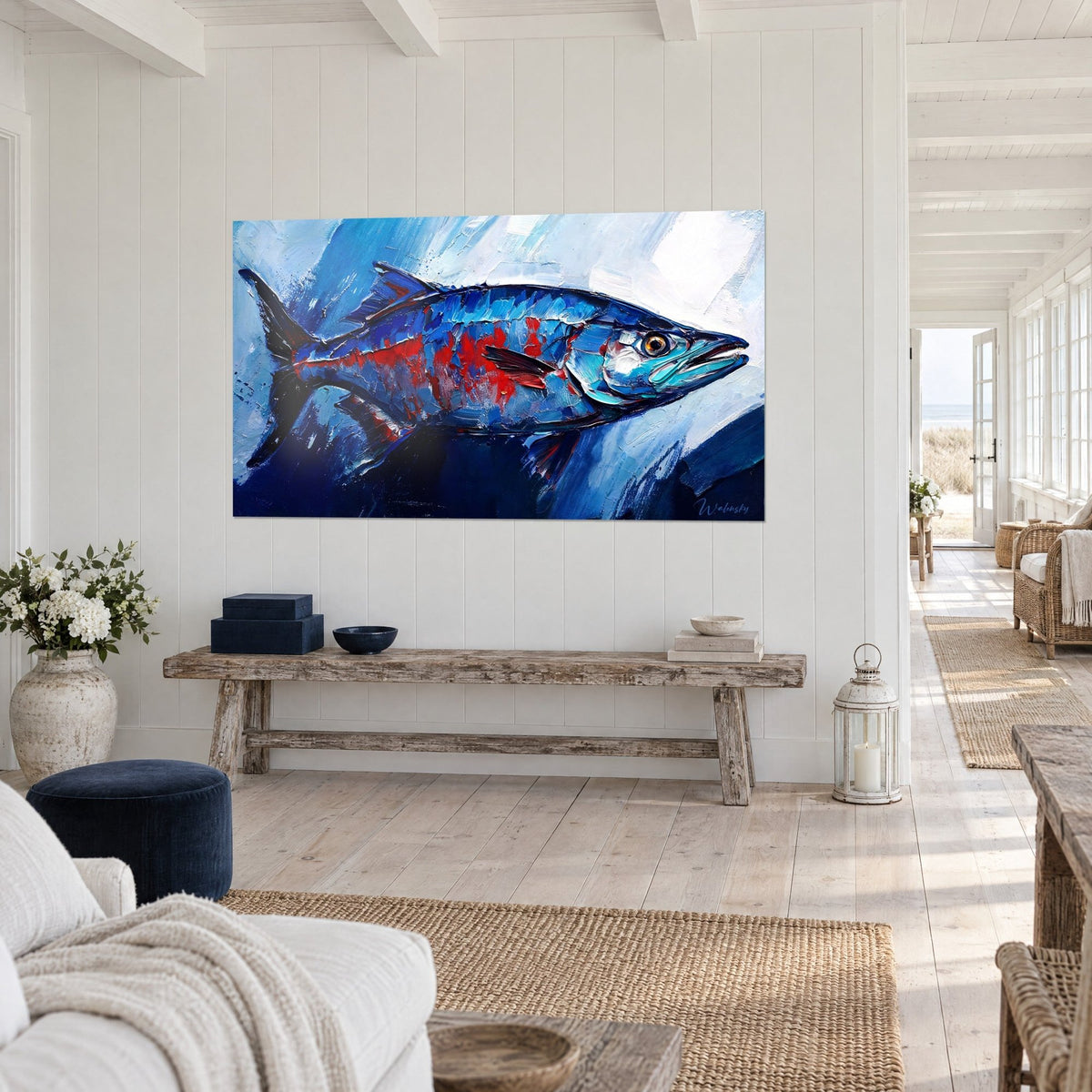 Gemälde silberner Fisch mit türkisfarbenem Maul, rote und blaue Pinselstriche, an einer weißen Wand über einer rustikalen Bank