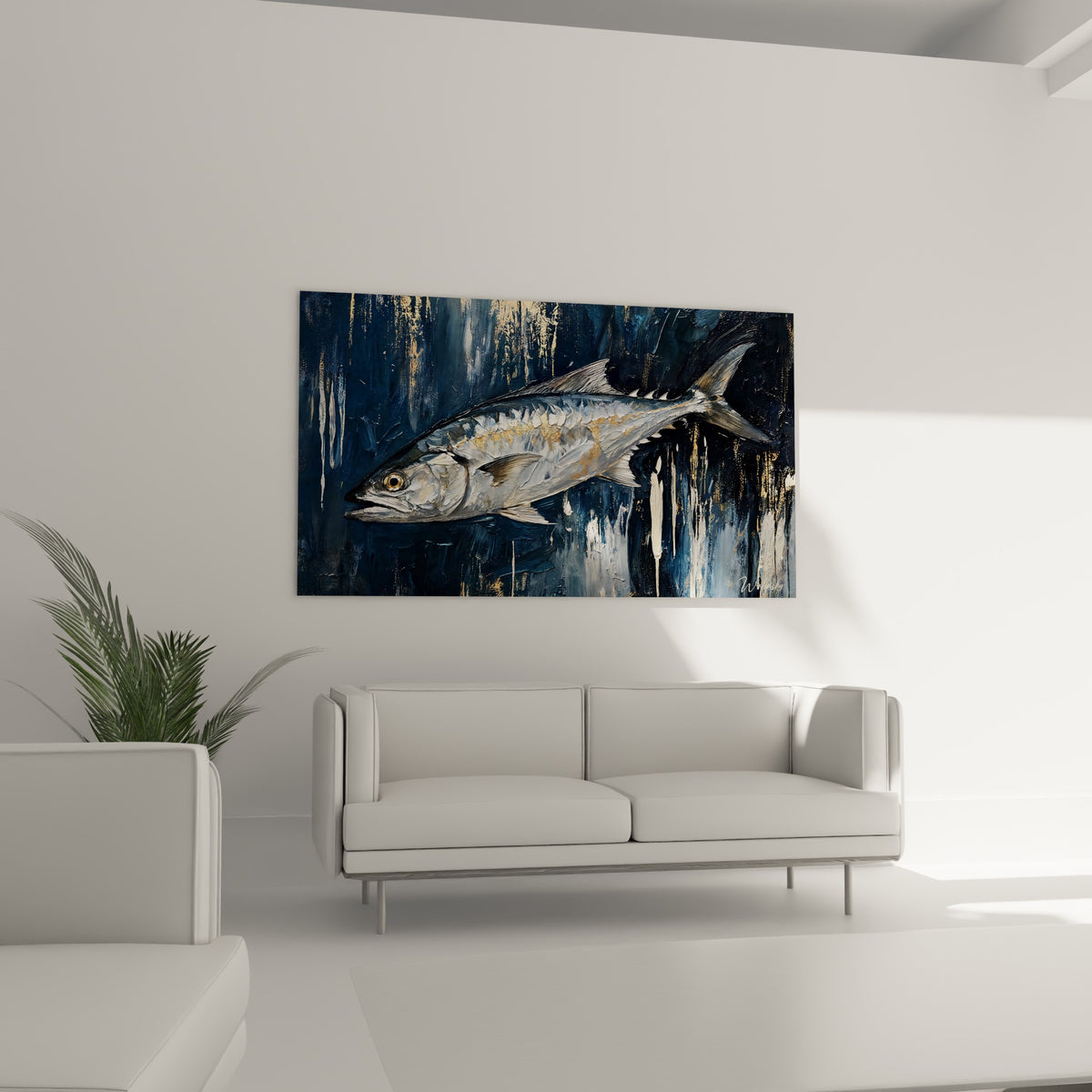 Poisson barracuda aux tons argentés et bleu nuit, texture sculpturale, au-dessus d'un canapé dans un salon lumineux