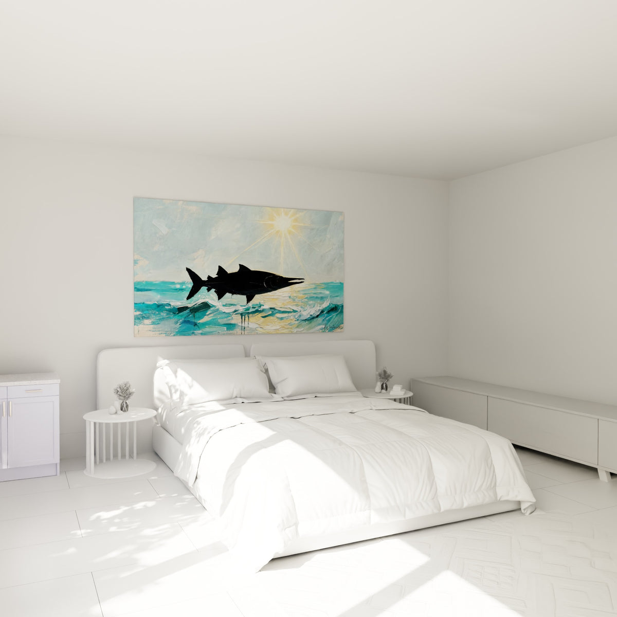Silhouette de barracuda noir et mer turquoise dorée, accrochée au-dessus d'un lit dans une chambre claire