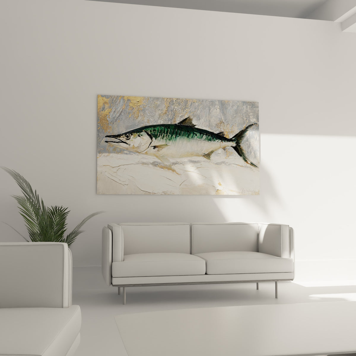 Silhouette du barracuda vert profond et crème, texture sculptée, au-dessus d'un canapé dans un salon lumineux.