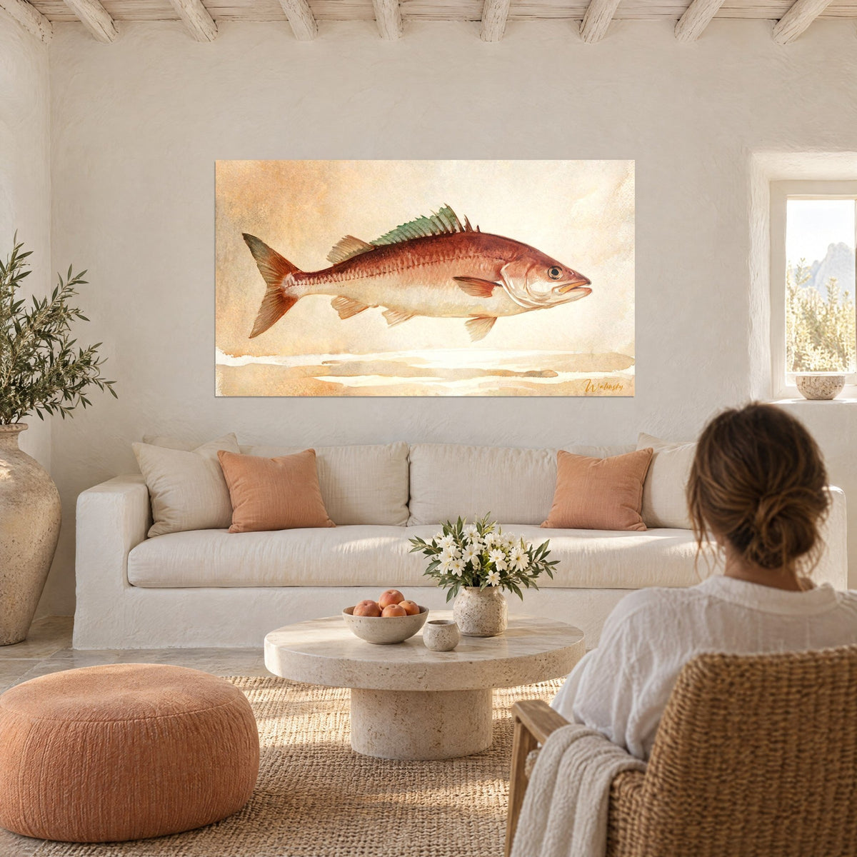 Gemälde Barrakuda in Rotbraun, schwimmend auf cremefarbenem Grund, grüne Rückenflosse, eine Frau von hinten, über einem Sofa in einem hellen Wohnzimmer
