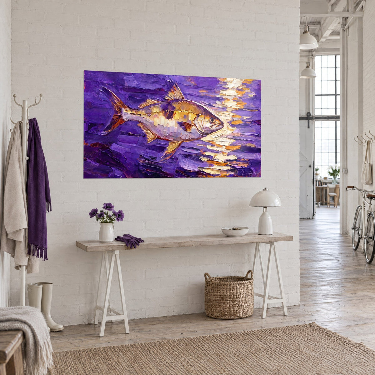 Gemälde Fisch mit cremefarbenen und goldenen Schuppen, kupferfarbene Flossen auf pastos aufgetragenem violettem Grund, Dreiviertelansicht in einem Künstlerloft