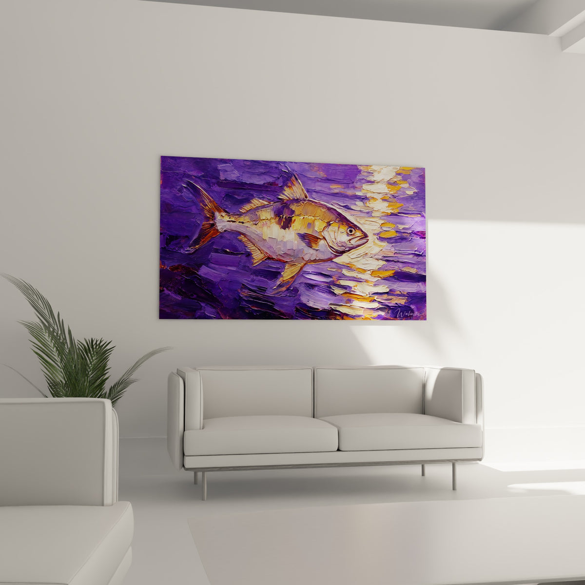 Silhouette du barracuda mauve et ocre suspendue au-dessus d'un canapé dans un salon lumineux