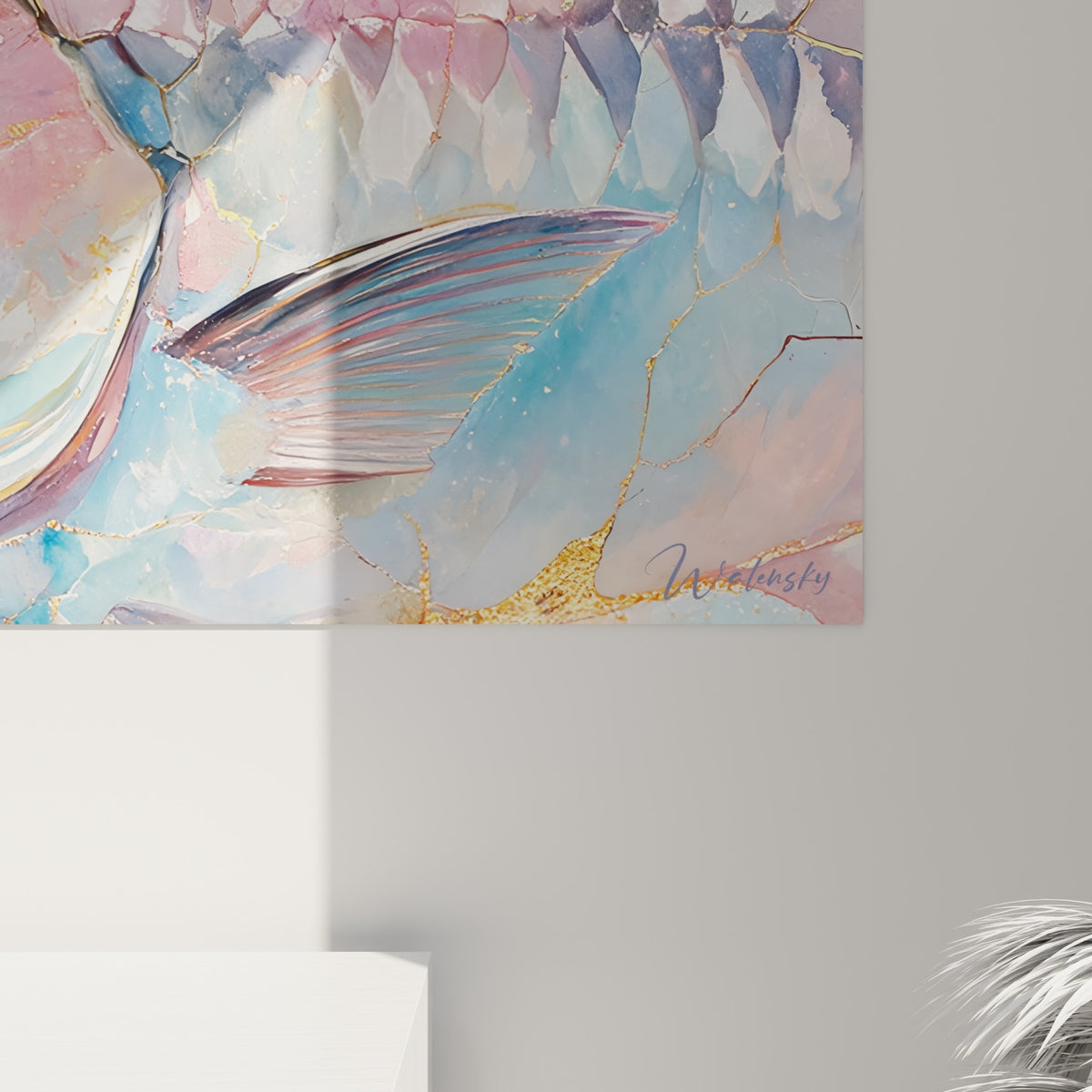 Détail des écailles craquelées dorées et roses du barracuda, texture nacrée en gros plan