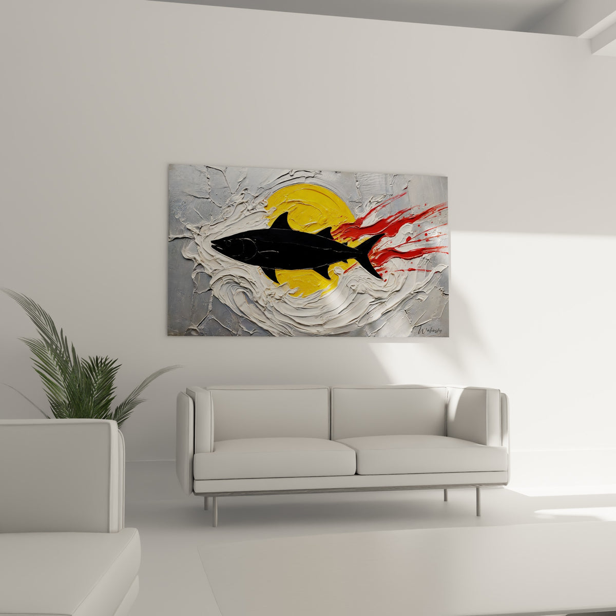 Poisson noir aux traînées vermillon et dorées disposé au-dessus d'un canapé dans un salon lumineux
