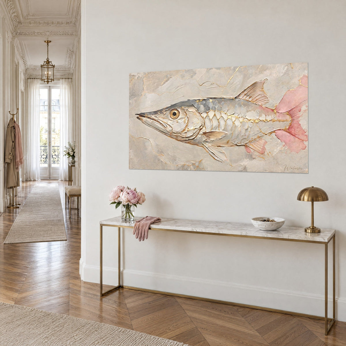 Tableau poisson argenté à l'œil doré et à la queue rose poudré, en pâte épaisse, vue de trois-quarts sur une console
