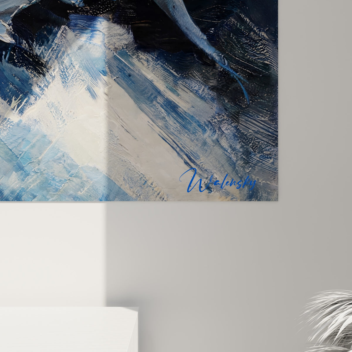 Empâtements bleu marine et fil doré visibles en gros plan sur la toile du barracuda accrochée