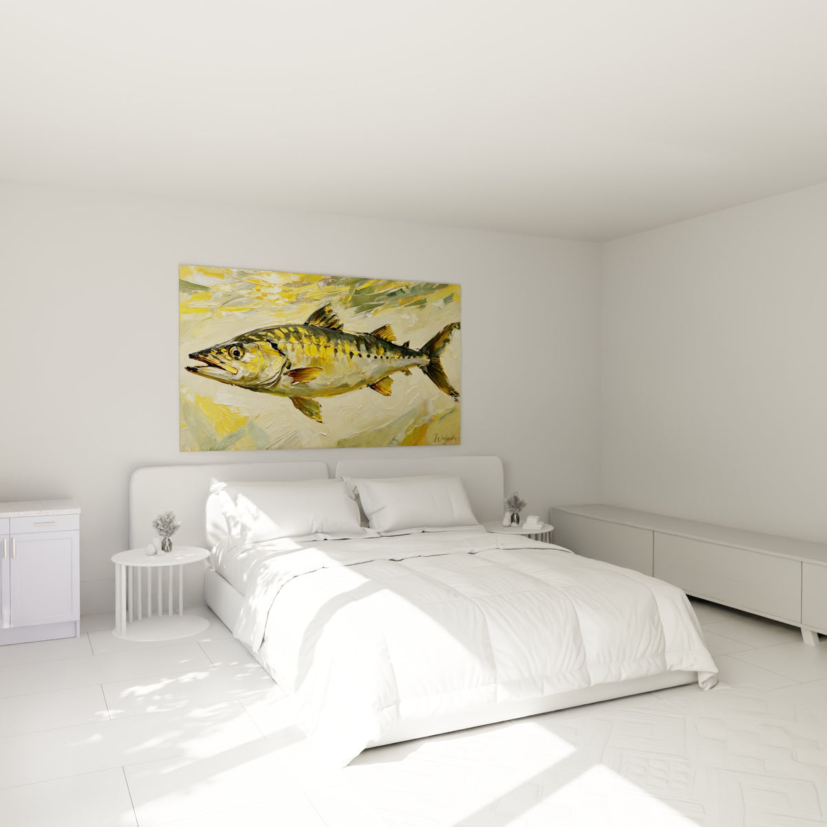 Barracuda ocre et doré aux écailles texturées, accroché au-dessus d'un lit dans une chambre claire