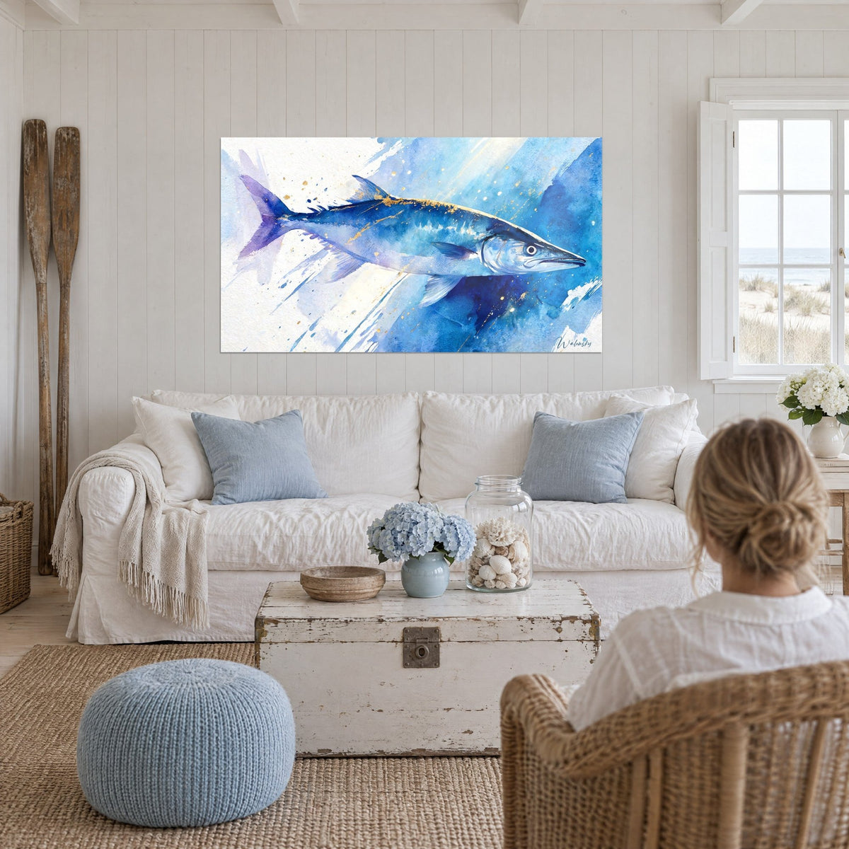 Tableau barracuda bleu cobalt aux éclats d'or, nageoire violette, trait fendant l'eau, au-dessus d'un canapé dans un salon lumineux