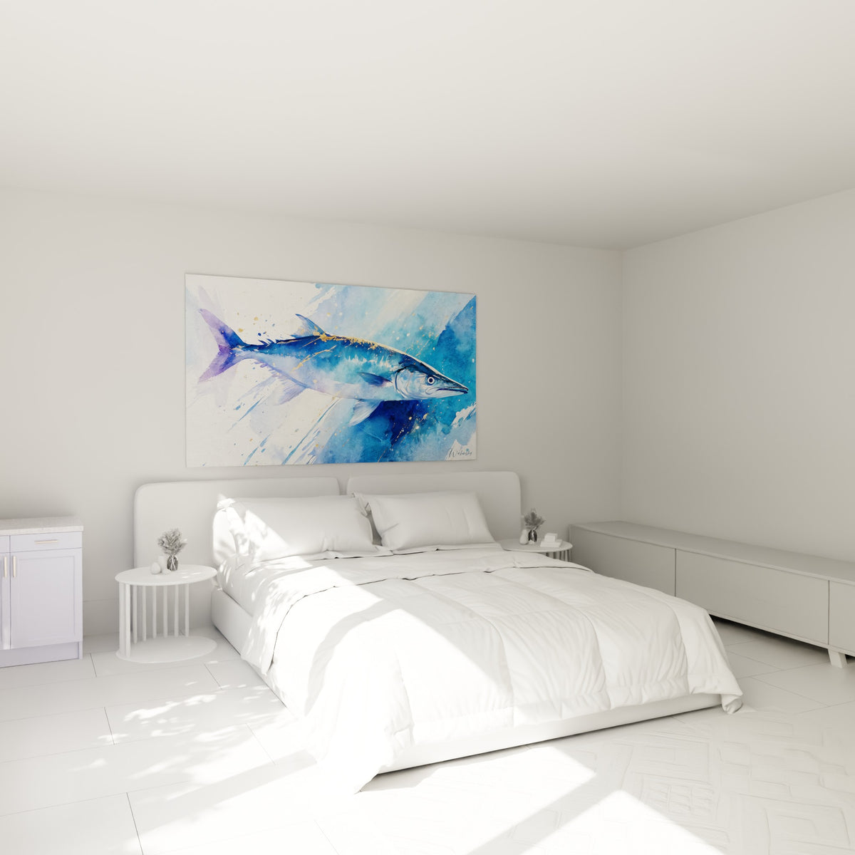 Barracuda aux tons bleu ciel et violets, touches dorées sur le dos, au-dessus d'un lit dans une chambre claire