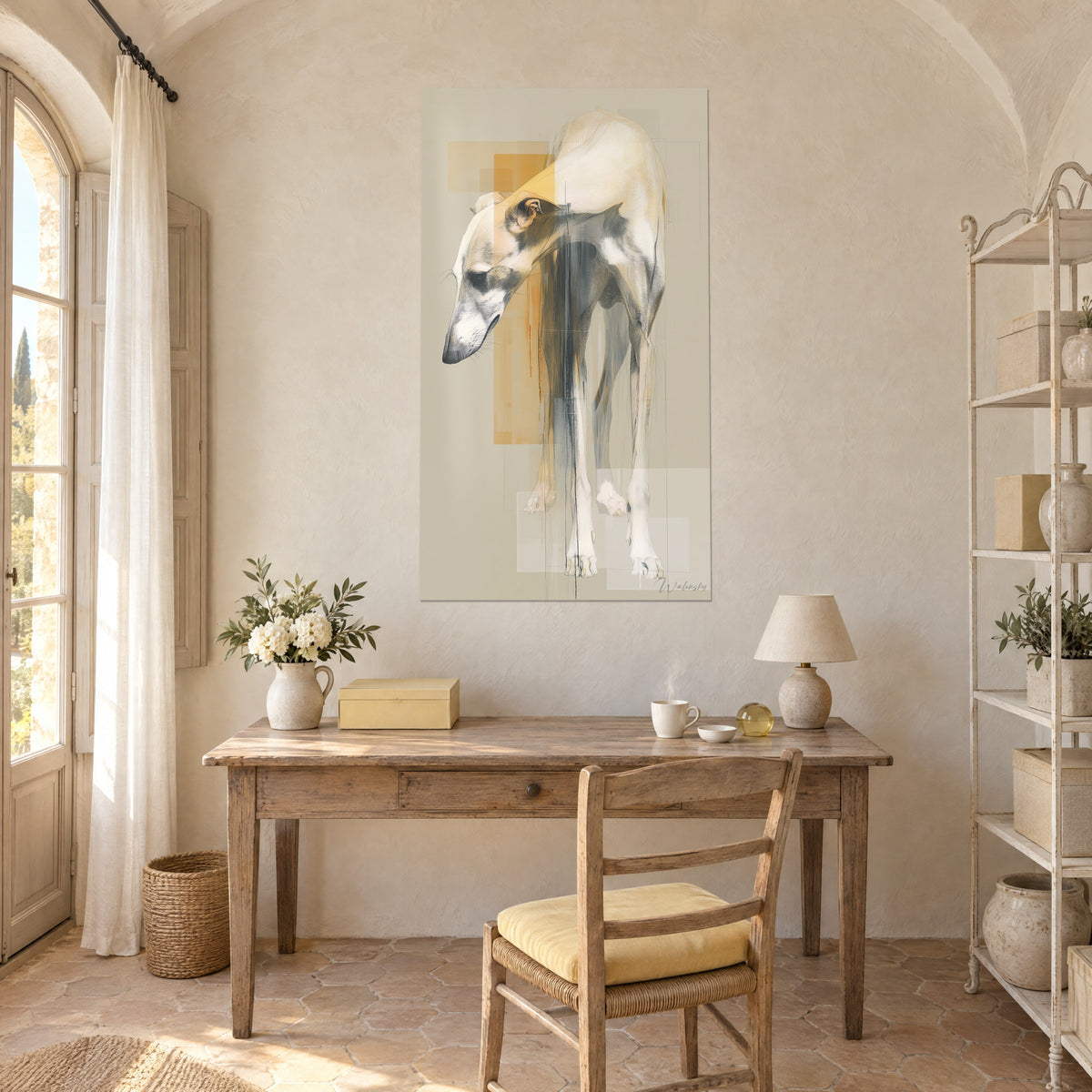 Quadro della silhouette di un levriero russo chino, avorio e grigio azzurrato, rettangoli ambrati, scrivania in legno accanto a una finestra aperta