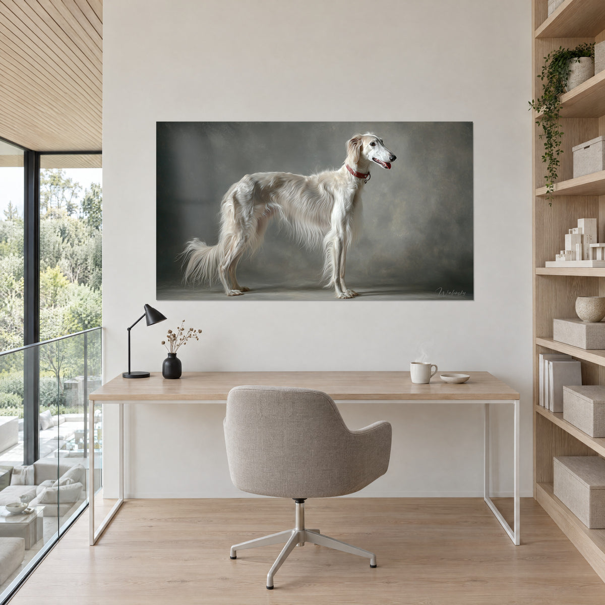 Schilderij witte windhond met verfijnde silhouet, rode halsband en getextureerde grijsgroene achtergrond, tegenover een bureau van licht hout