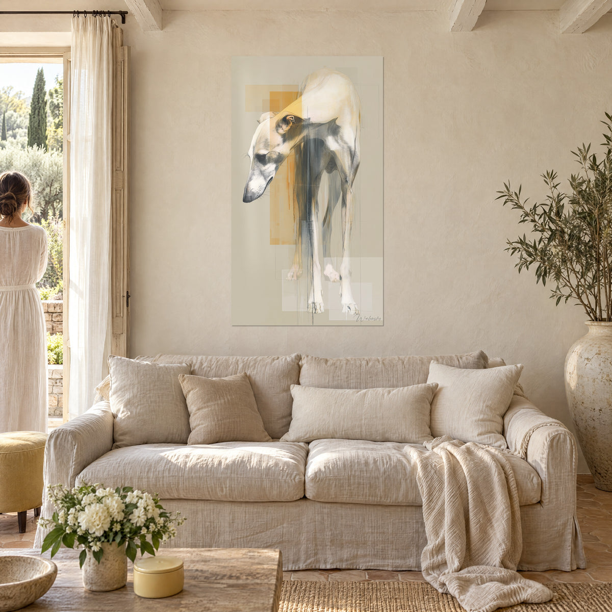 Quadro di un levriero russo chino, tonalità crema e grigio ardesia su campiture ocra, sopra un divano in un soggiorno luminoso