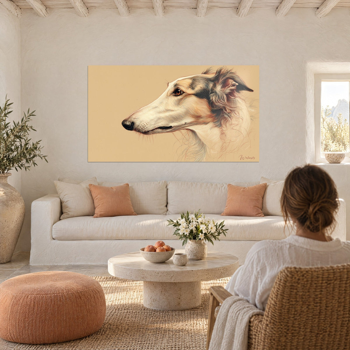 Gemälde Barsoi-Windhund mit cremefarbenem und rotbraunem Fell, feiner Schnauze, sandfarbener Hintergrund, über einem Sofa in einem hellen Wohnzimmer