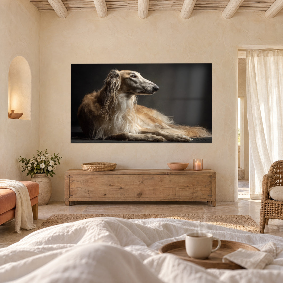 Cuadro de retrato noble de un galgo tumbado, pelaje arena y marfil, mirada ámbar sobre fondo antracita, encima de una cama en un dormitorio claro