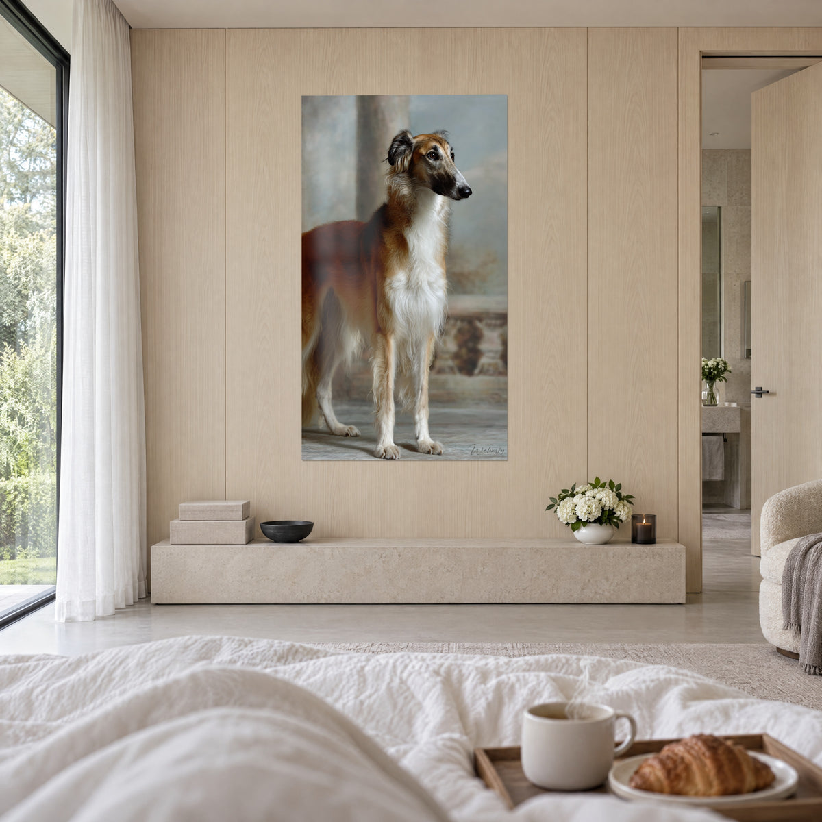 Schilderij van een edelrashond met witte borst en koperkleurige vacht, donkere blik op blauwachtige achtergrond, boven een bed in een lichte slaapkamer