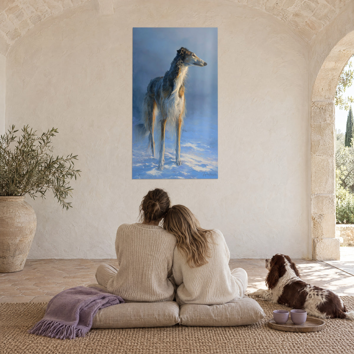 Cuadro retrato de galgo con reflejos azul glaciar y ocre dorado, una pareja abrazada de espaldas, un spaniel marrón y blanco tumbado