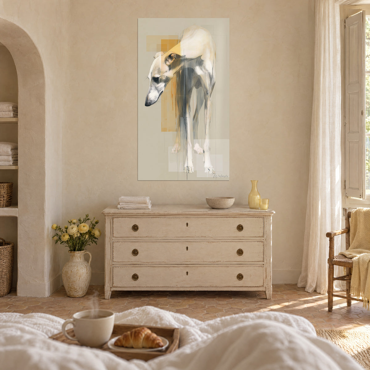 Quadro di un levriero di profilo con il muso abbassato, toni sabbia e ardesia, campiture color miele, sopra un letto in una camera luminosa