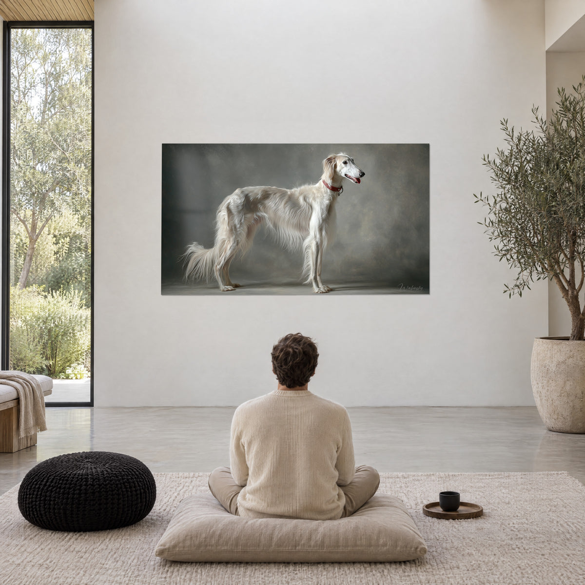 Schilderij witte hond met zijdezachte franjes, rode halsband op grijsgroene achtergrond, voor een man die mediterend op een kussen zit
