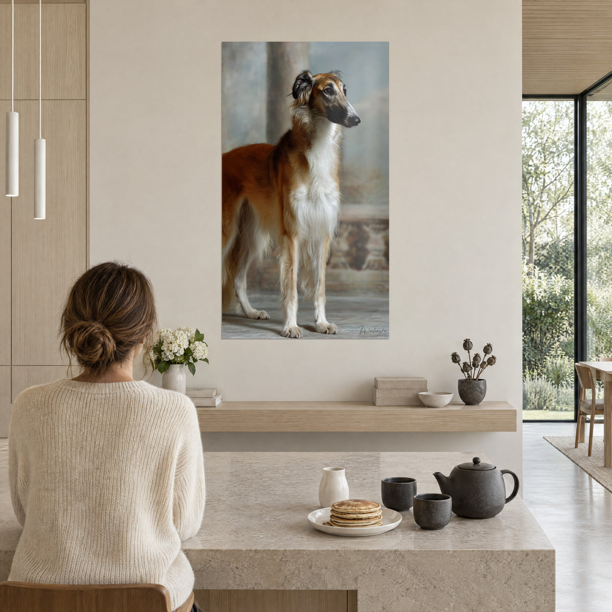Schilderij van een Russische windhond met lange, geschulpte poten, mahoniekleurige en ivoorkleurige vacht, decor van gebeeldhouwde steen, tegenover een vrouw van achteren in een beige trui