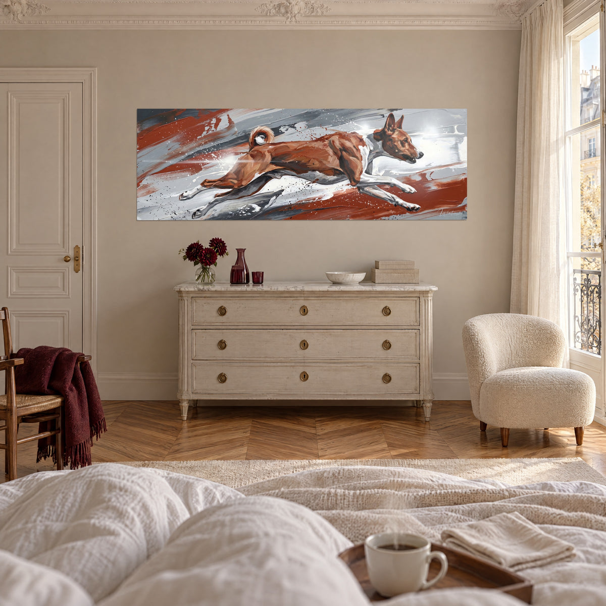 Tableau chien filant à toute allure, robe cuivrée et poitrail blanc sur empâtements gris et rouille, au-dessus d'un lit dans une chambre claire