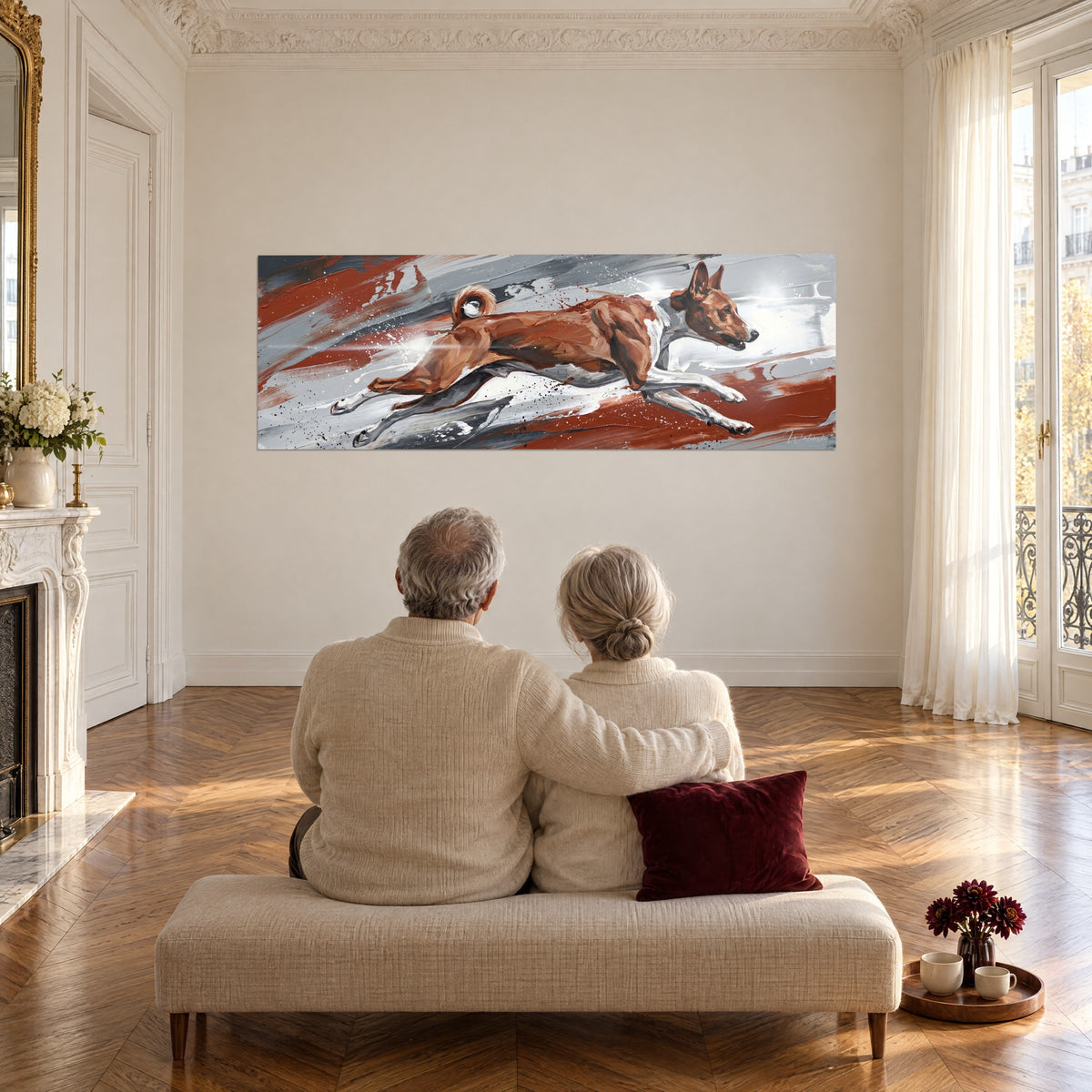 Tableau course effrénée d'un chien roux et blanc, larges aplats rouille et gris argent, devant un couple âgé assis sur une banquette beige