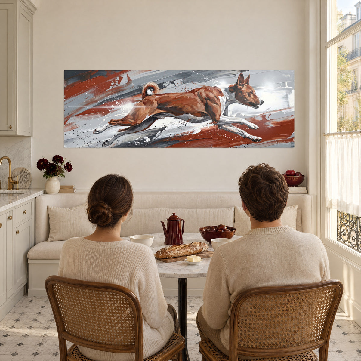 Tableau petit chien de chasse africain lancé au galop, éclaboussures blanches sur fond rouille et gris, dans une cuisine ouverte avec un couple
