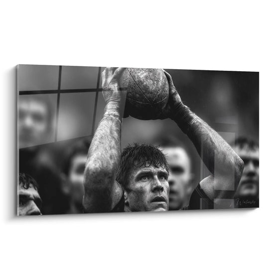 Tableau basketball noir et blanc montrant joueur concentré tenant ballon au-dessus de sa tête
