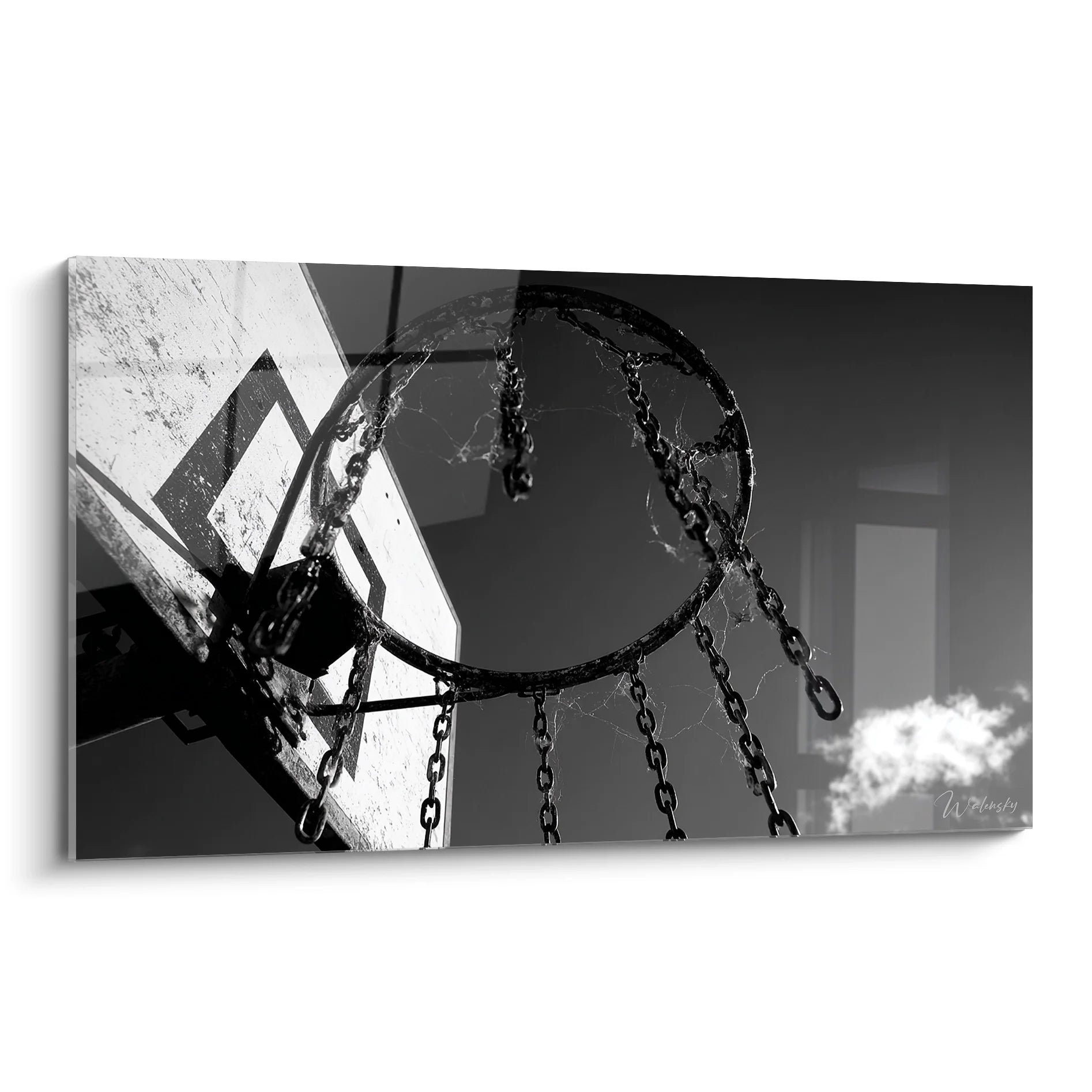 Tableau basketball noir blanc panier vue contre-plongée avec chaînes métalliques et panneau urbain vintage