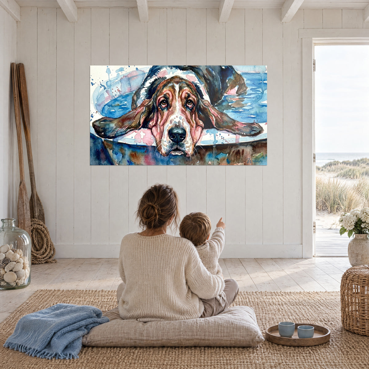 Cuadro de un basset hound melancólico en tonos acuarela azules y marrones, pared blanca y casa de playa, madre e hijo sentados de espaldas