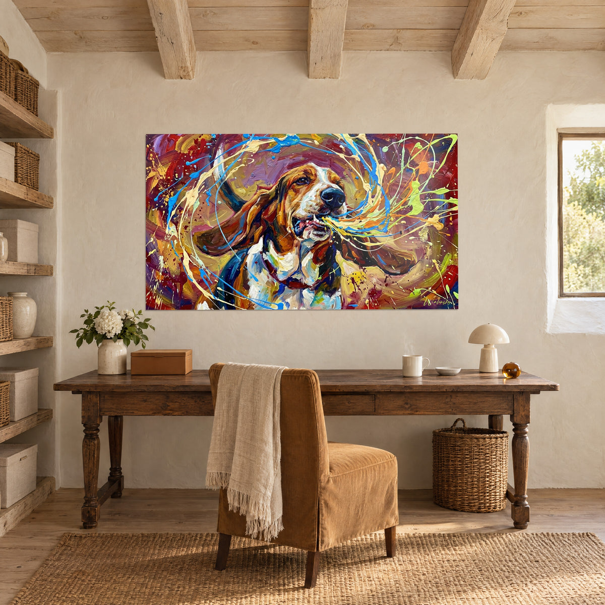 Schilderij jachthond met zachte blik, oker- en paarse verfstreken, aan een gepleisterde muur boven een bureau