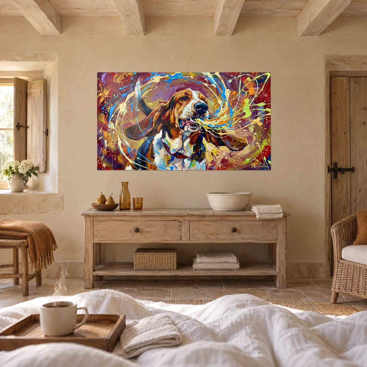 Schilderij basset met zwevende oren, boterkleurige gele en kobaltblauwe spiralen, boven een bed in een lichte slaapkamer