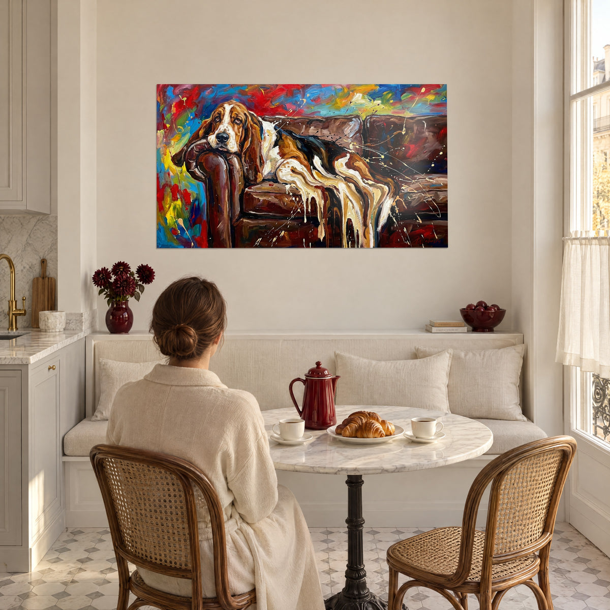 Cuadro perrito melancólico, chorreones de pintura blanca y ocre sobre cuero marrón, fondo azul y rojo, en un rincón luminoso del comedor